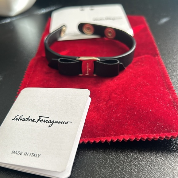 Authentic Salvatore Ferragamo Vara Bow Black Leather Bracelet - Picture 5 of 8